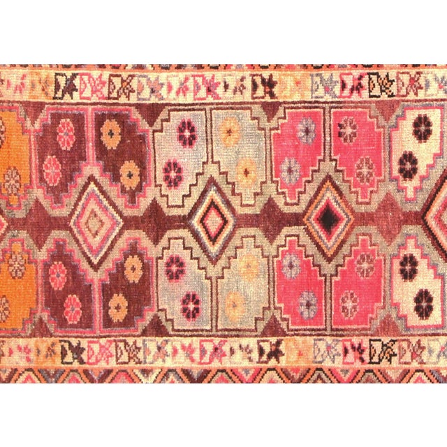 This elongated vintage runner originates from the Oushak region of Western Turkey, where the art of oriental rug weaving...