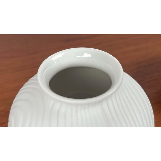 Vintage German White Porcelain Op Art Vases from Hutschenreuther, 1970s, Set of 2 For Sale - Image 3 of 15