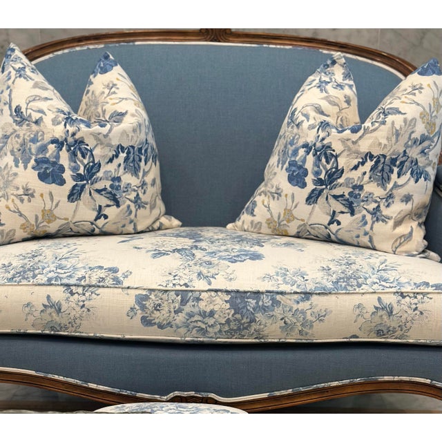 French French Louis XV Style Settee & Stool – Newly Restored – Schumacher/Waverly Linen For Sale - Image 3 of 12