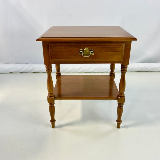 American 1970s Vintage Ethan Allen Americana Traditional Heirloom Nutmeg Maple Side Table For Sale - Image 3 of 14