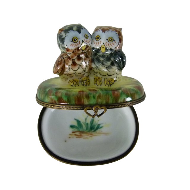 Asparagus Limoges France Peint Main Porcelain Two Owls Trinket Box | Hand-Painted | Twin Heart Clasp For Sale - Image 8 of 11