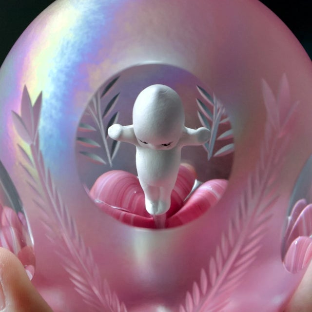 Abstract Joe St. Clair Iridescent Glass Kewpie Doll Sulfide Paperweight – Etched Triple Cut Window, Pink Cloud For Sale - Image 3 of 8