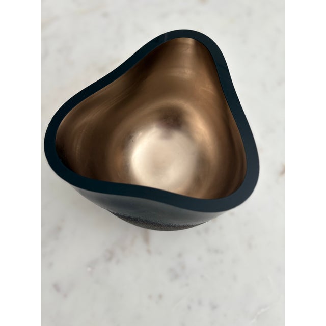 Toni Bond Interiors Vase Amorf is a unique glass vase that combines rugged texture with a touch of elegance. Its exterior...