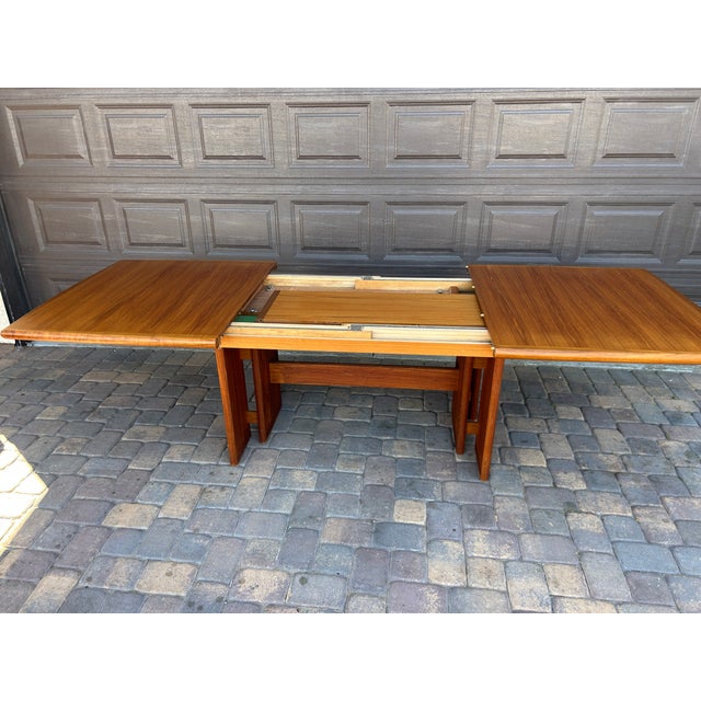 Impressive vintage 1980s Danish-style teak extension dining table by Nordic Furniture (Markdale, Ontario). Features:...