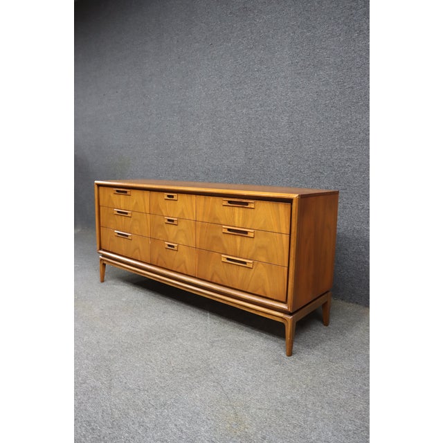Mid-Century Modern Walnut Dresser Attributed to United Furniture Co. For Sale In Philadelphia - Image 6 of 11
