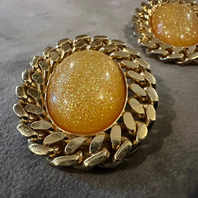 1970s A 1970s Gilt Metal and Faux Oval Gold Pearls Italian Set of Clip-on Earrings For Sale - Image 5 of 9