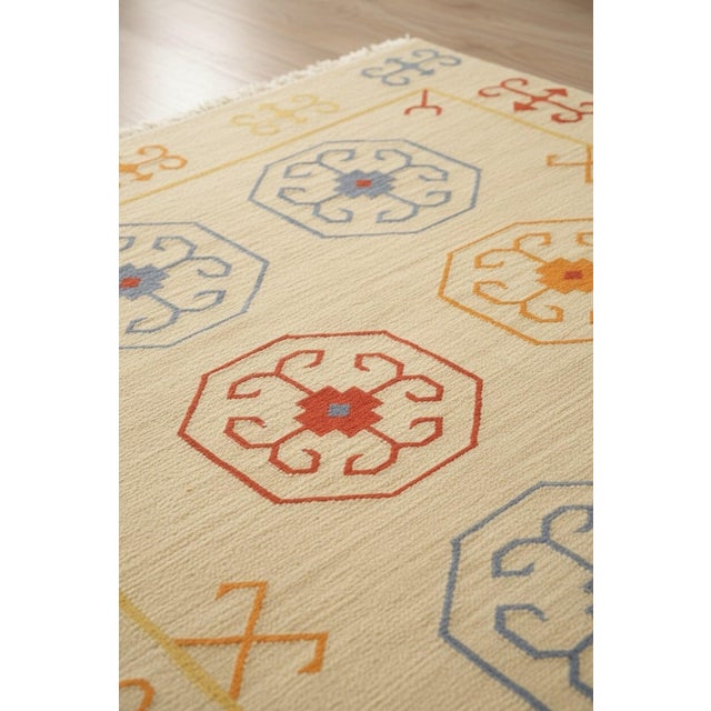 Traditional 5'6"x10 Harlow Kilim Ivory Nan Floral Traditional Flatweave Wool Carpet Rug For Sale - Image 3 of 6
