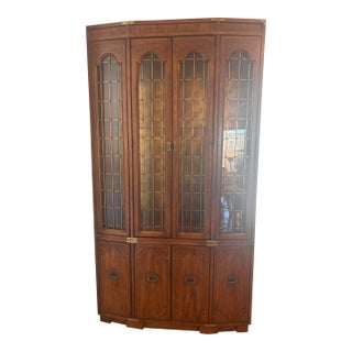 1980s Drexel “Oxford Square” China Cabinet – Excellent Condition For Sale