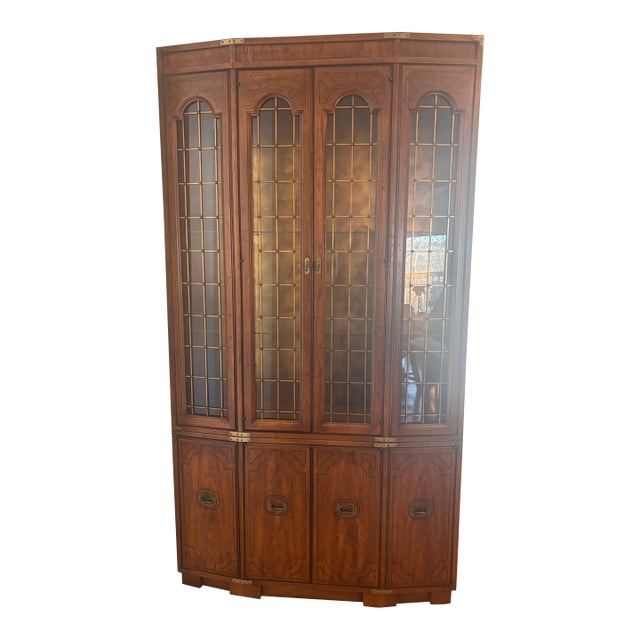 1980s Drexel “Oxford Square” China Cabinet – Excellent Condition For Sale