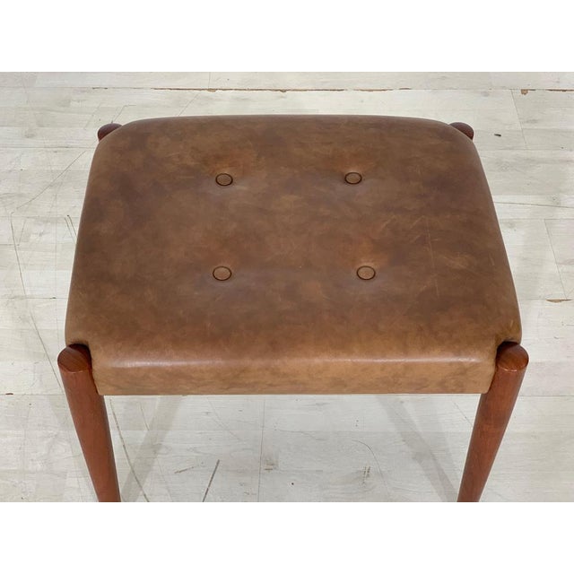 A very nice vintage stool. • danish design • 1960s • teak • leather upholstery • good condition dimensions: height: 42 cm...