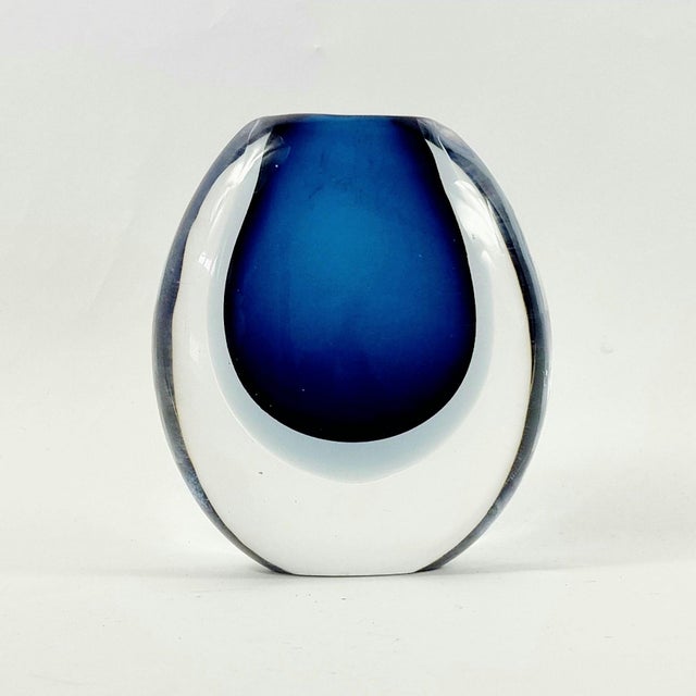 Kosta Boda Mid-Century Scandinavian Sommerso Art Glass Vase by Vicke Lindstrand for Kosta, Sweden, 1960s For Sale - Image 4 of 9