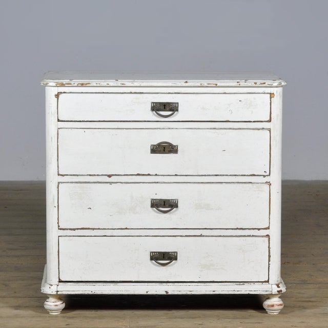 This pine chest of drawers dates from around 1920 and exudes character and authenticity. The chest of drawers has four...
