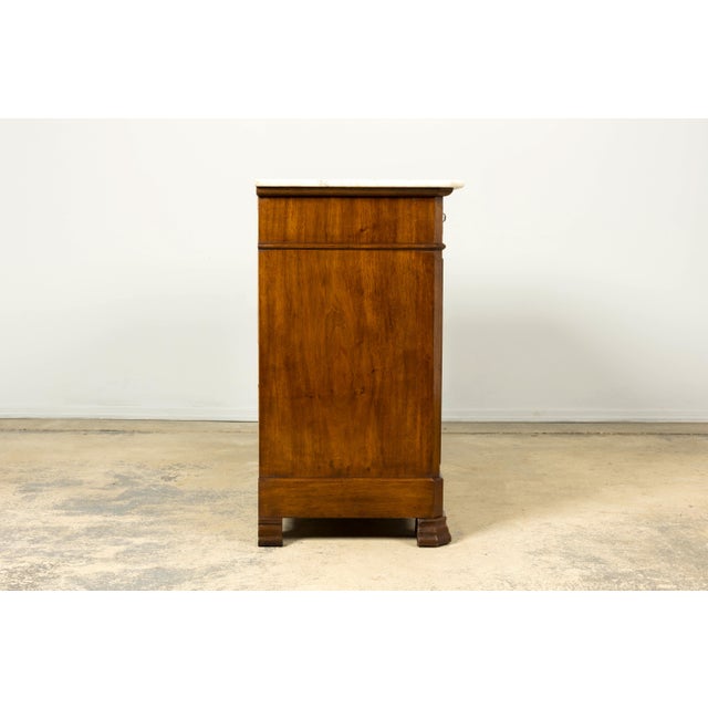 Mid-19th Century French Louis Philippe Walnut Marble Top Commode For Sale - Image 17 of 18