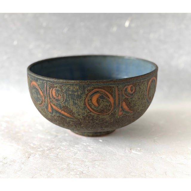 1990s A Beautiful Hand-Made Stoneware Art Pottery Bowl by Gerry Williams For Sale - Image 5 of 11