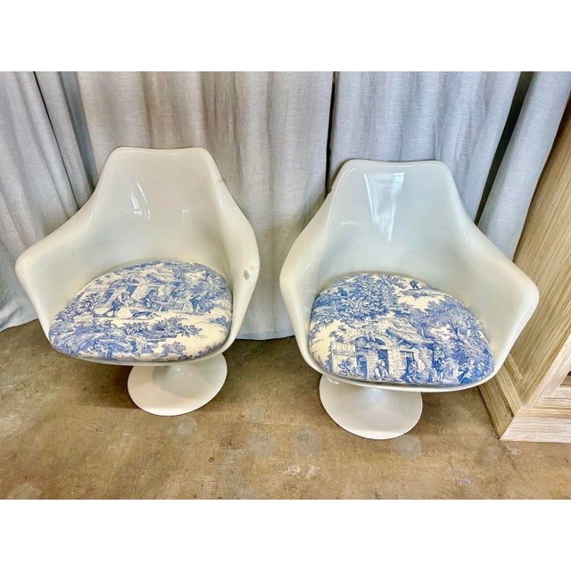 Pair of vintage white fiberglass Saarinen style tulip arm chair with blue and white cotton Toile pattern cushions. No...