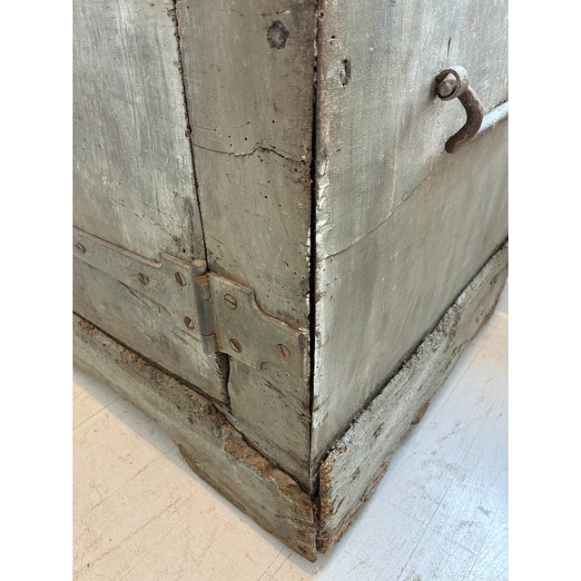 Early 19th Century Large Vintage French Antique Grey Painted Chest For Sale - Image 10 of 18