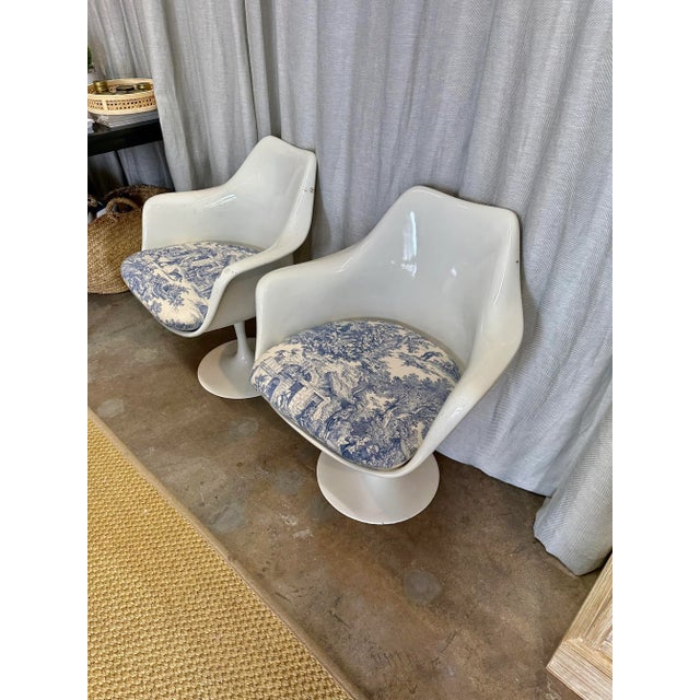 Plastic Mid-Century Saarinen Style Chairs With Blue Toile Cushions-a Pair For Sale - Image 7 of 7