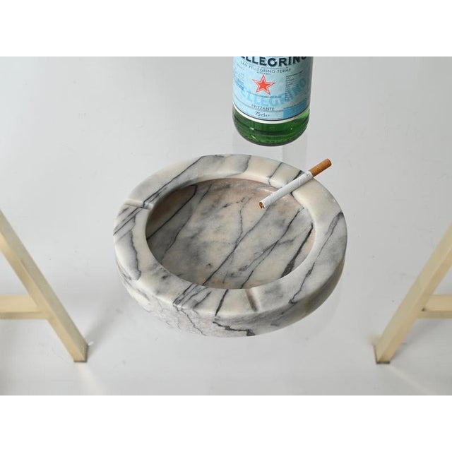Gold Large Round Ashtray in Arabescato Carrara Marble by Angelo Mangiarotti, Italy, 1970s For Sale - Image 8 of 14