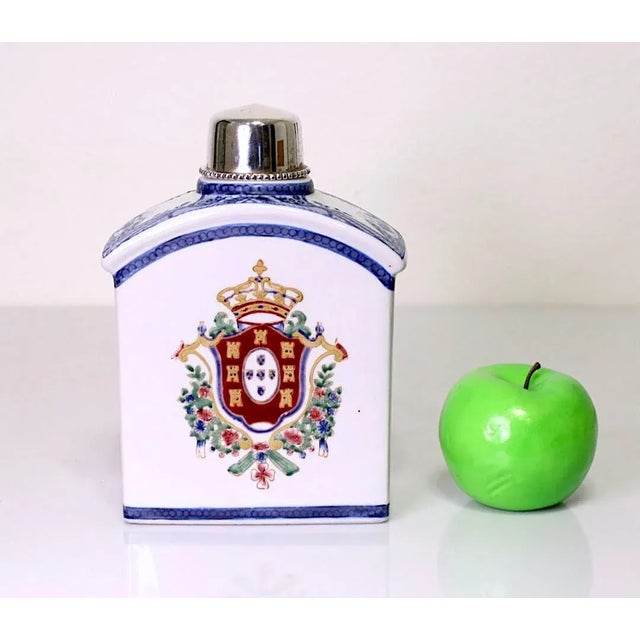 Export Chinese Blue and White Porcelain Tea Caddy With Armorial Design & Butterflies For Sale - Image 9 of 10
