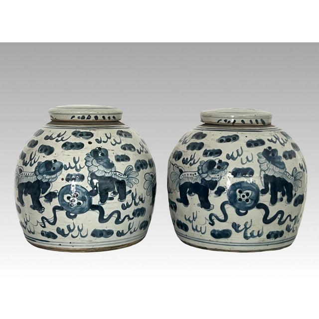 Chinese 19th Century Qing Chinese Blue and White Antique Storage/Ginger Jars With Foo Lions - A Pair For Sale - Image 3 of 14