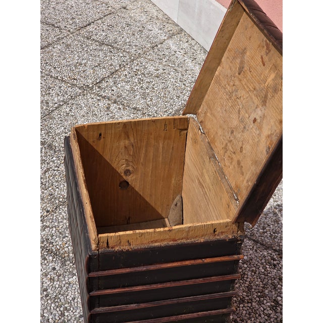Louis XVI Venetian Book-Shaped Chest in Stained Fir and Leather, Late 18th Century For Sale - Image 10 of 12