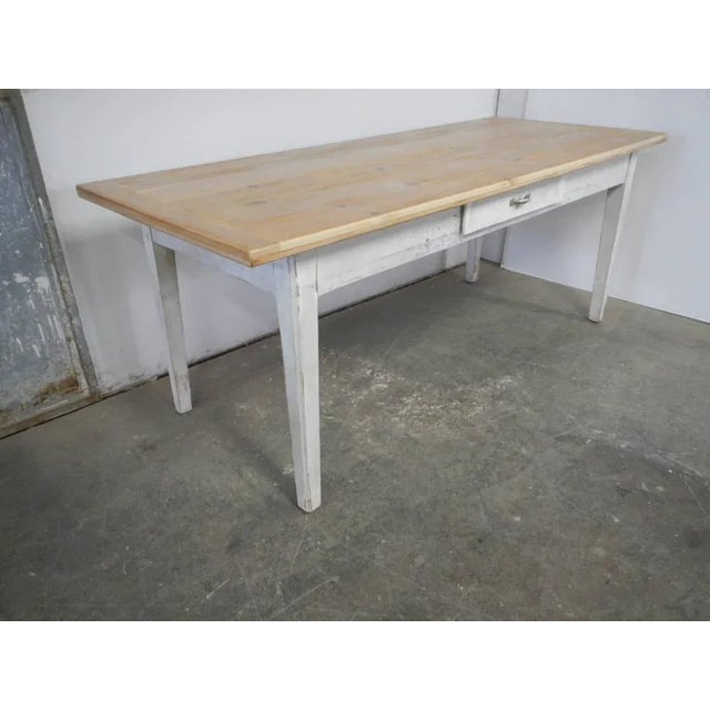 In white colored fir wood and a natural fir top. Height for the restored cm65 session.