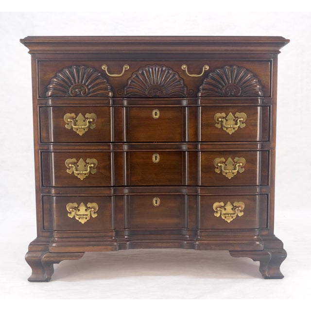 Late 20th Century Fine Block Front Scallop Carving 4 Drawers Bachelor Chest Dresser MINT For Sale - Image 5 of 12