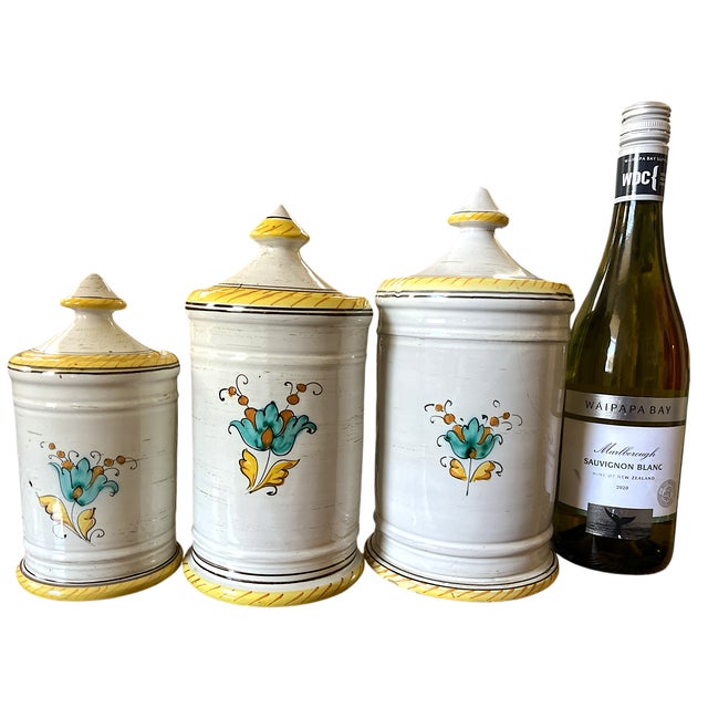 French Provincial 1960s Set of 3 Italian Majolica Apothecary Jars – Aqua Anisi, Rosmarinus & Aqua Salvia For Sale - Image 3 of 11