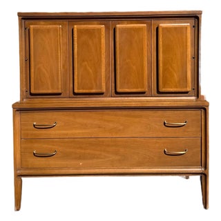 Broyhill Forward Mid-Century Modern Walnut Gentleman’s Chest For Sale