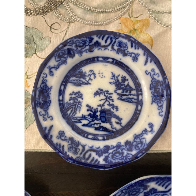 Five Flow Blue Hong Kong Pattern Plates Circa 1835-1861. For Sale - Image 4 of 12
