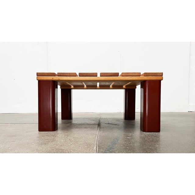 Square coffee table with plastic legs. A design that stands out thanks to its unconventional combination of materials. The...