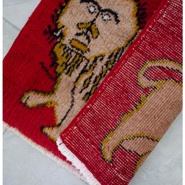 1980s Hand-Knotted Small Turkish Rug, Lion Motif Wellcome Mat Entry Decor - 22" X 16" For Sale - Image 9 of 10