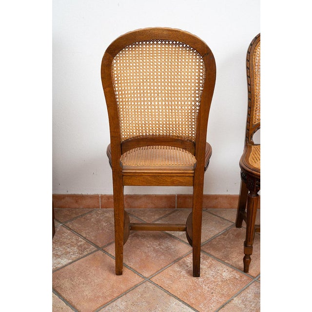 A group of six antique chairs in solid walnut from the second half of the 19th century. The Vienna straw backrest,...