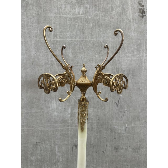 Vintage Italian Onyx Marble and Brass Hall Coat Rack with Rotating Crown and Sculptural Base, 1960s, in Good conditions....
