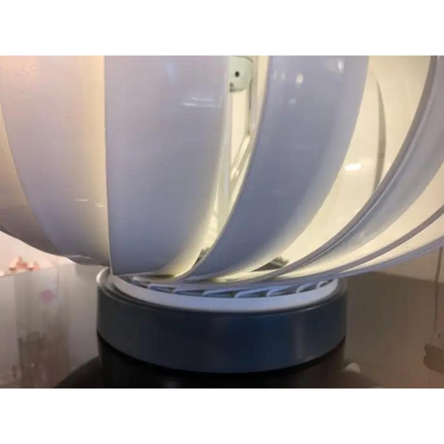 Mid-Century Swirling Medusa Table Lamp in White Steel and Aluminum from Valenti, 1990s For Sale - Image 13 of 18