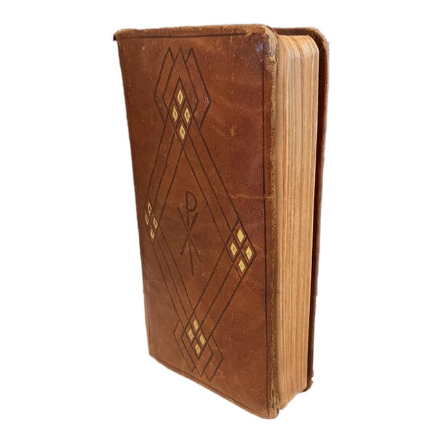Vintage French Catholic Prayer Book – Missel De Christ-Roi – Gilt Edges & Illustrated For Sale