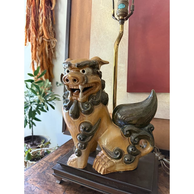 Japanese Vintage Hollywood Regency Chinese Foo Dog Ceramic Table Lamp Guardian Lion Chinoiserie For Sale - Image 3 of 12