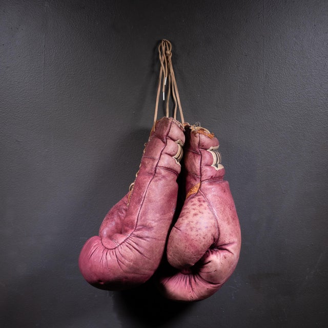 Industrial Vintage Leather Everlast Boxing Gloves c.1960 For Sale - Image 3 of 4