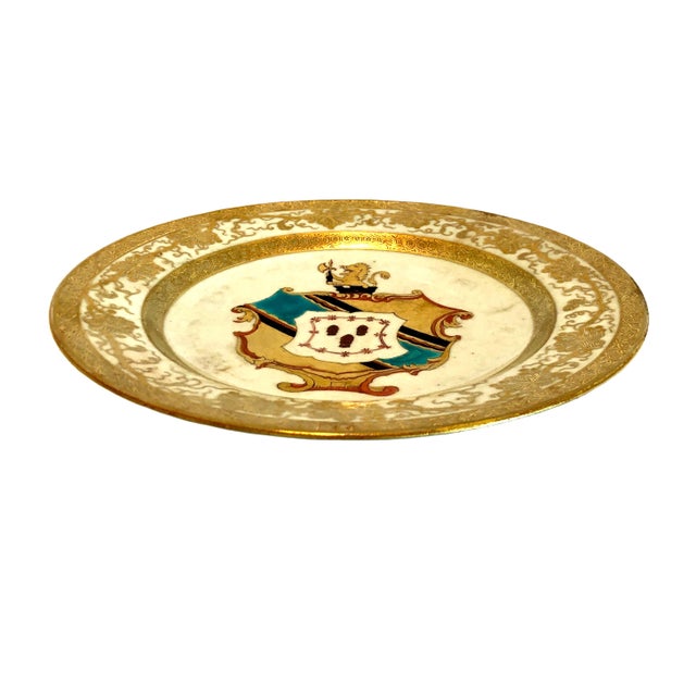 Pair of Chinese Export 1740 Hanbury Armorial Dinner Plates For Sale In San Francisco - Image 6 of 14