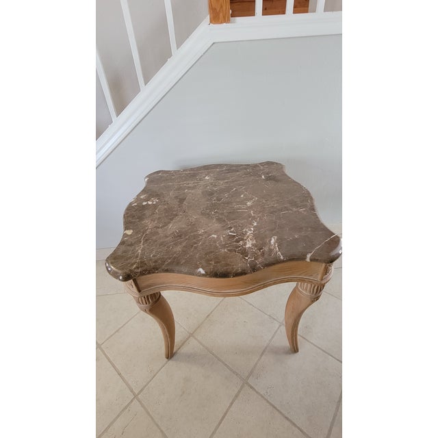 This vintage Henredon side table is a graceful blend of refined materials and sculptural charm. Featuring a richly veined...