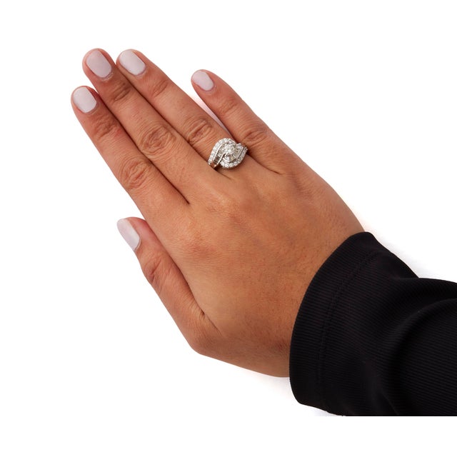 Early 21st Century 14K White Gold 1.00 Cttw Round and Baguette cut Diamond Swirl Cocktail Ring (H-I Color, SI2-I1 Clarity) - Ring Size 7 For Sale - Image 5 of 6