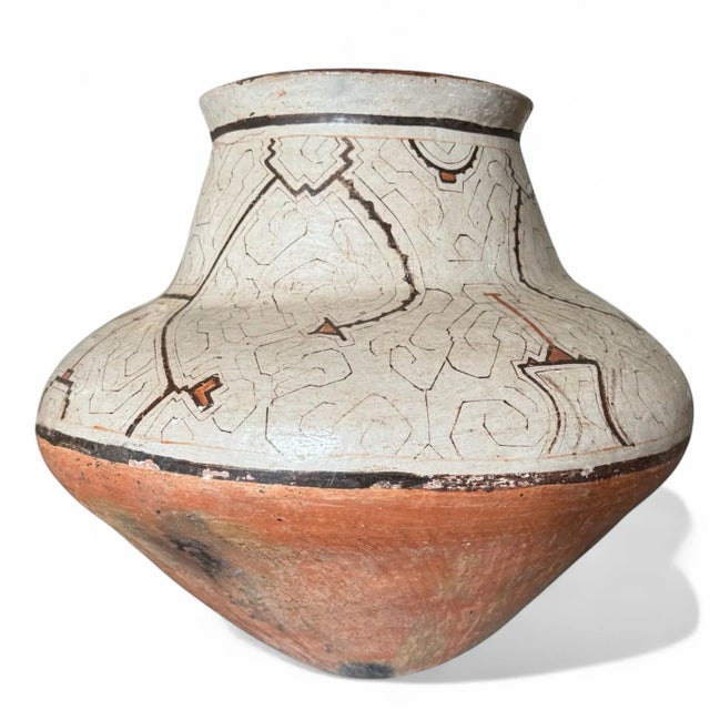 A wonderful old and large traditional vessel with the hallmark geometric design of the Shipibo-Conibo people. The small...