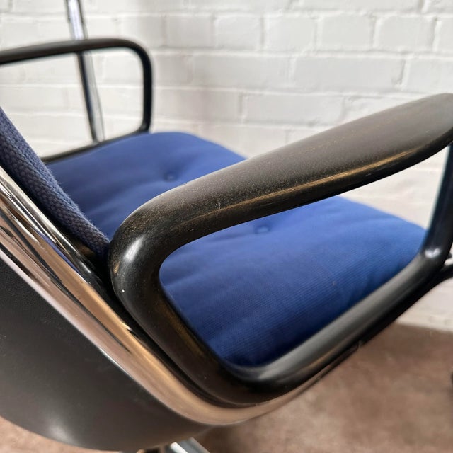 Charles Pollock for Knoll Blue Executive Swivel Chairs - a Pair For Sale - Image 9 of 13
