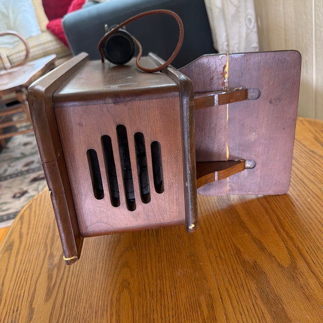 Vintage Guild "The Country Belle" Wood Wall Phone Tube Radio - Model 556 For Sale In New York - Image 6 of 9
