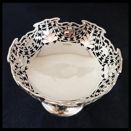 Vintage Sterling Silver Tazza Fruit Bowl from Harrison Brothers & Howson, 1926 For Sale - Image 3 of 18