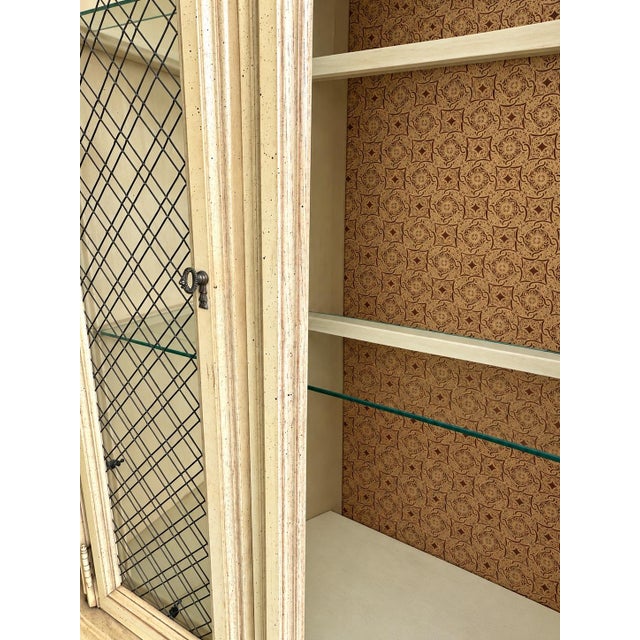 Vintage Stanley Furniture French Provincial Lighted China Cabinet / Hutch – Antique Ivory For Sale - Image 11 of 12