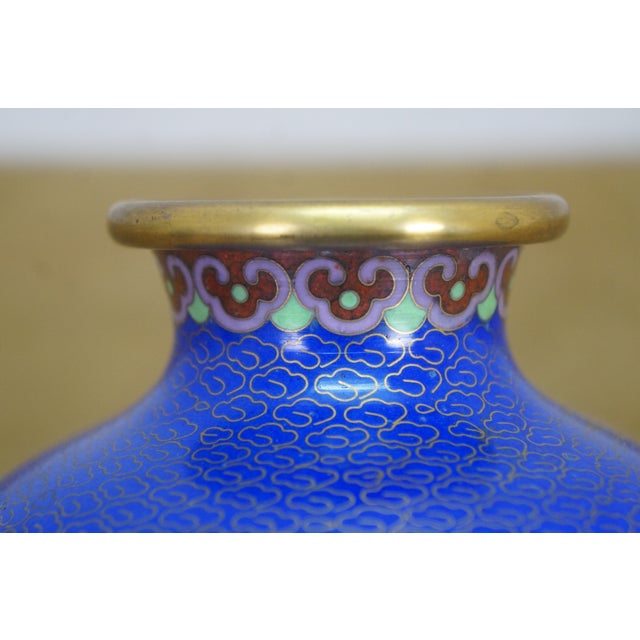 Early 20th Century Pair of Chinese Cloisonne Cobalt Blue Floral Peonies Butterfly Vases Urns 7" For Sale - Image 10 of 13