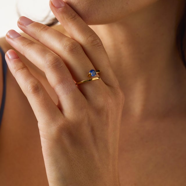 1980s Vintage Sapphire 18k Yellow Gold Wrap Ring, Size 5 For Sale - Image 5 of 6