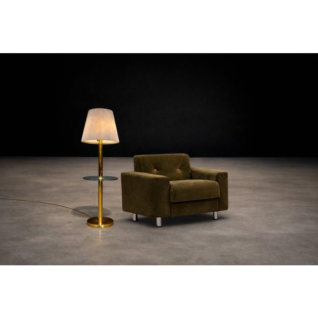 An elegant study in vertical proportion and material contrast, this Italian mid-century floor lamp from the 1960s embodies...