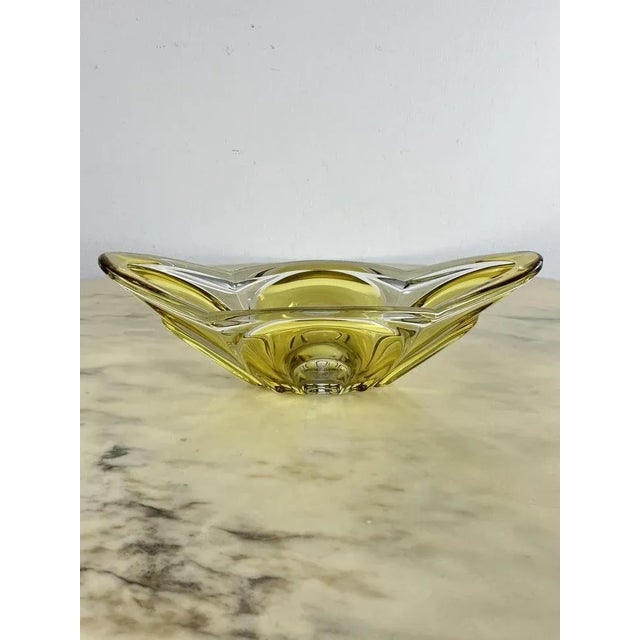 Mid-Century Murano glass centerpiece, Italian design of the 60s Intact and in excellent condition, ocher yellow and...